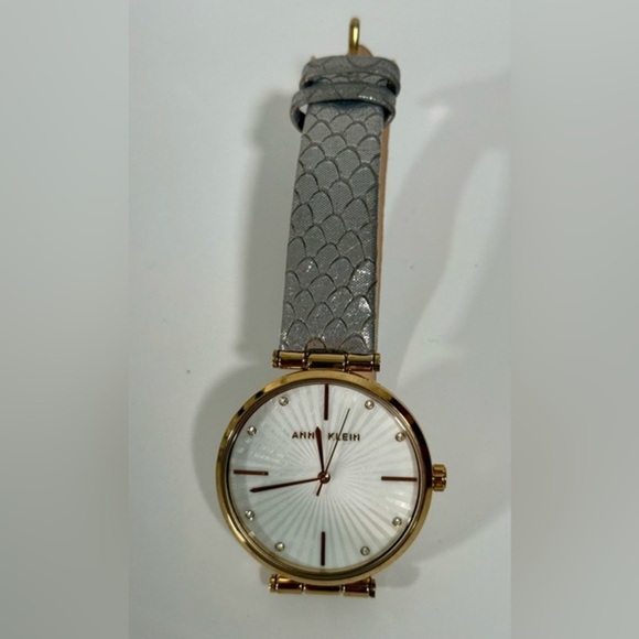 ANNE KLEIN AK GOLD TONE CRYSTAL LIGHT GREY GENUINE LEATHER BRACELET WATCH - Picture 2 of 9